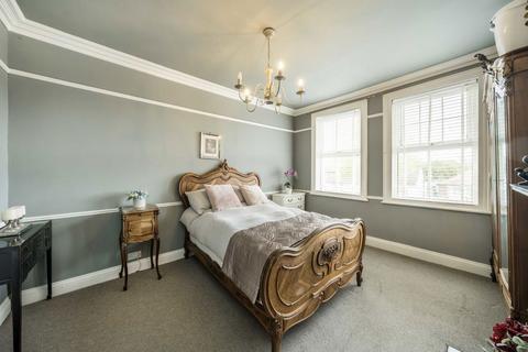 61 Vicarage Road, Sunbury-on-thames, TW16 7QD