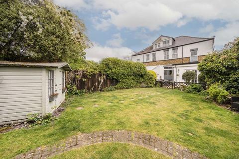 61 Vicarage Road, Sunbury-on-thames, TW16 7QD