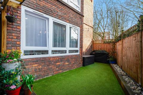 1 bedroom flat for sale, Reedham Close, London, N17