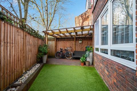 1 bedroom flat for sale, Reedham Close, London, N17