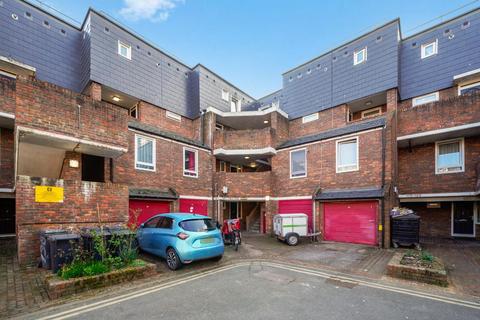 122 Reedham Close, London, N17 9PU