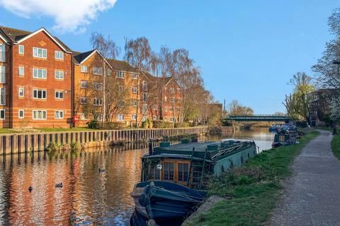 122 Reedham Close, London, N17 9PU