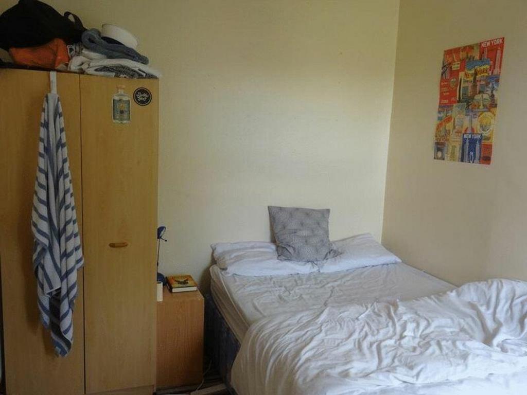 A cozy double bedroom featuring a comfortable b...