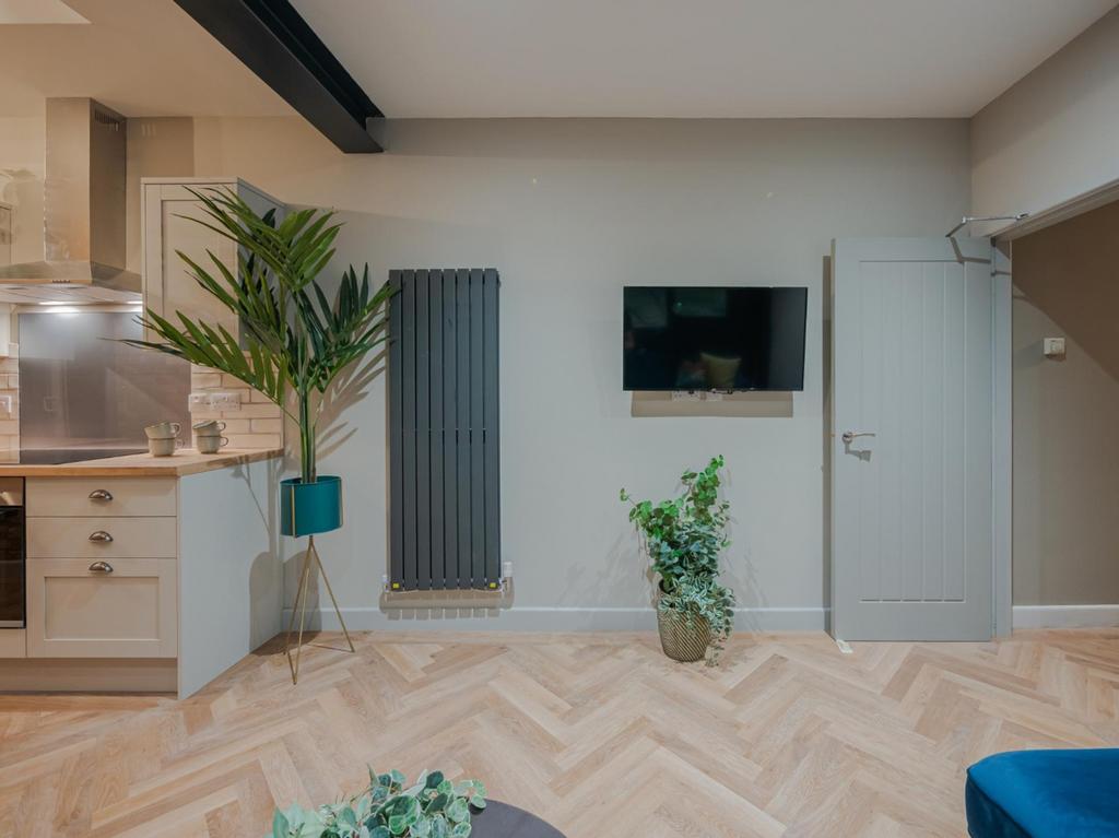 A stylish and contemporary living room featurin...