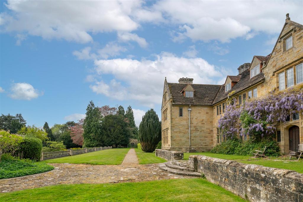 S10 Herontye House externals-15 SKY.jpg