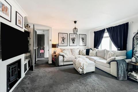 2 bedroom flat for sale, Sutton Field, Whitehill, Bordon, Hampshire
