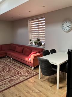 2 bedroom flat to rent, High Street -HAMPTON HILL