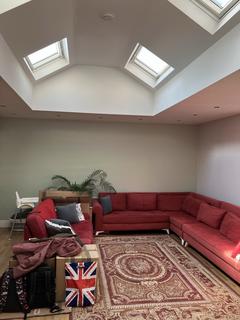 2 bedroom flat to rent, High Street -HAMPTON HILL