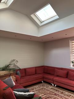 2 bedroom flat to rent, High Street -HAMPTON HILL