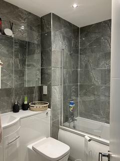 2 bedroom flat to rent, High Street -HAMPTON HILL