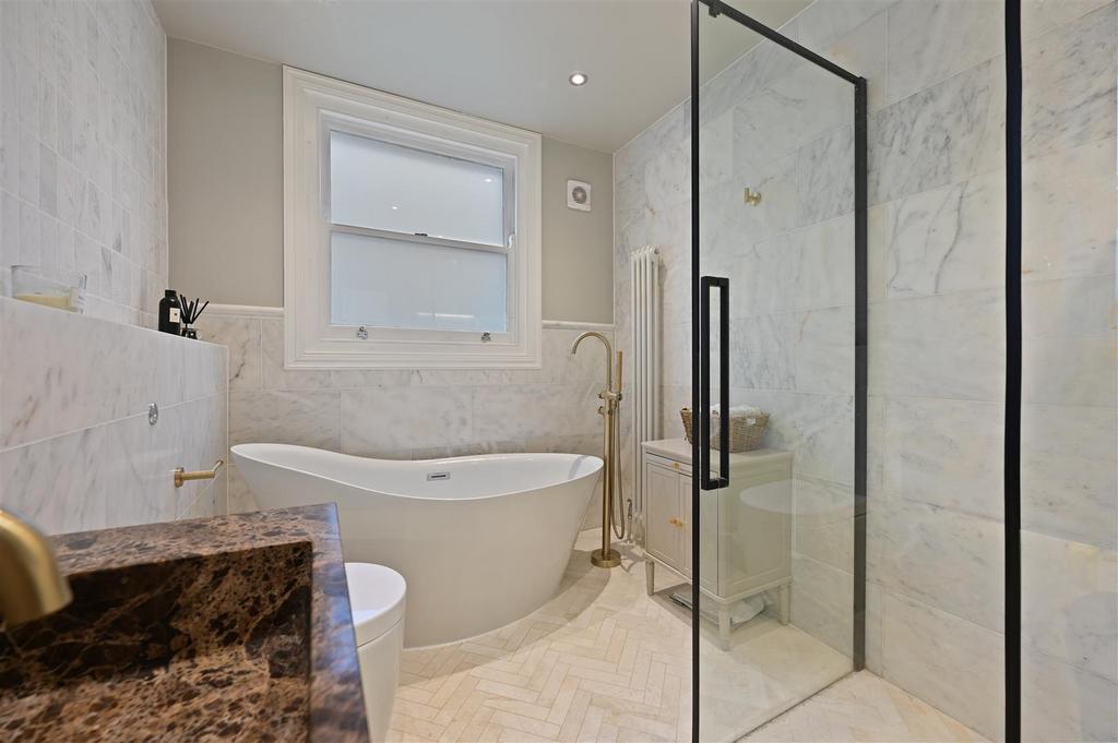Minford Gardens - Bathroom A3 (1).JPG
