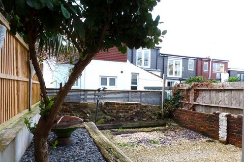3 bedroom house to rent, Carlyle Street, Brighton