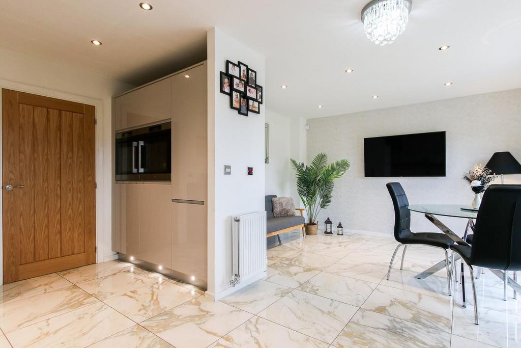 Kitchen / Dining Area