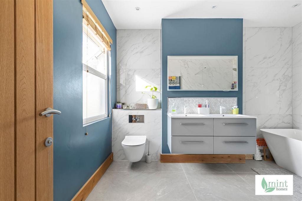 Mint homes-38 station road-kt14 7 .jpg