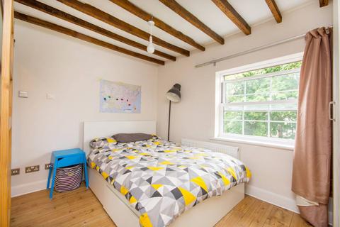 1 bedroom end of terrace house to rent, Hawks Road, Kingston, Kingston upon Thames, KT1