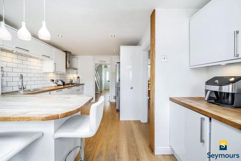 2 Penny Drive, Wood Street Village, Guildford, GU3 3DJ