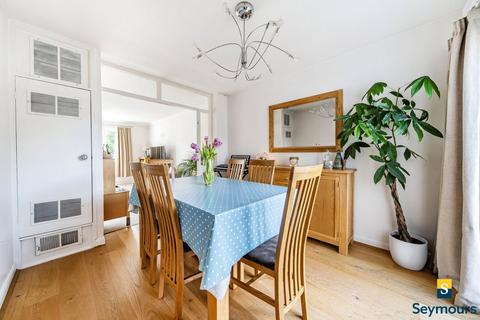 2 Penny Drive, Wood Street Village, Guildford, GU3 3DJ