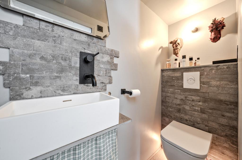En suite guest bedroom