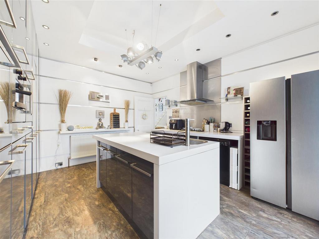 Kitchen 2.jpg