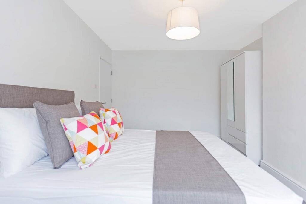 This inviting double bedroom features modern de...