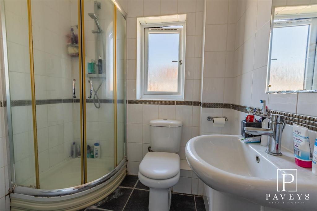 En suite to master bedroom