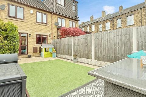 3 bedroom terraced house for sale, Littlemoor Court, Pudsey, LS28