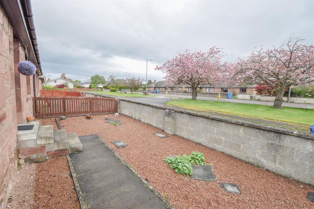 FRONT GARDEN-2.jpg