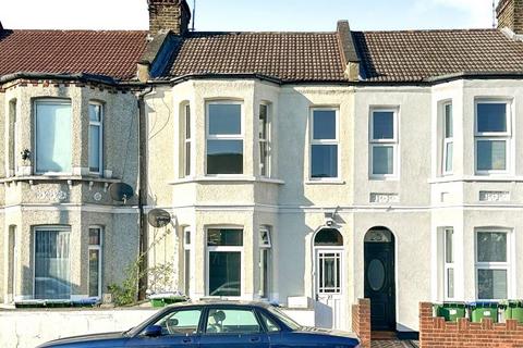 2 bedroom flat for sale, First Floor Flat, 27(A) Abbey Road, Belvedere, DA17 5DF