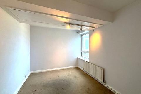 3 bedroom flat for sale, Flat 24 Rex House, Hampton Road West, Feltham, TW13 6AP