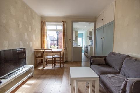 3 bedroom flat to rent, Ovington Grove, Newcastle upon Tyne, NE5 2QA