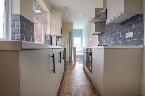 3 bedroom flat to rent, Ovington Grove, Newcastle upon Tyne, NE5 2QA