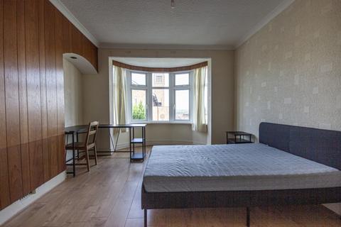 3 bedroom flat to rent, Ovington Grove, Newcastle upon Tyne, NE5 2QA
