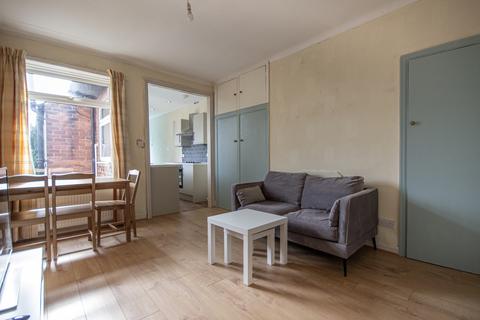 3 bedroom flat to rent, Ovington Grove, Newcastle upon Tyne, NE5 2QA