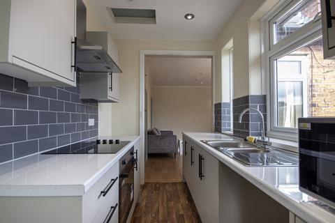 3 bedroom flat to rent, Ovington Grove, Newcastle upon Tyne, NE5 2QA