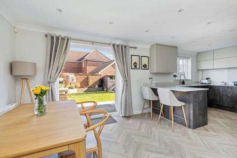 14 Columbine Way, Littlehampton, BN17 6UX