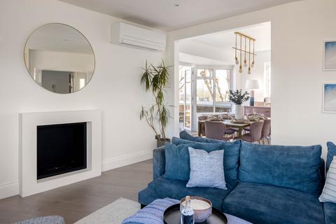 3 bedroom penthouse for sale, Belsize Crescent, Akenside Court, NW3
