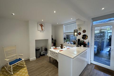 3 bedroom terraced house to rent, Penllys Terrace, Bangor, LL57