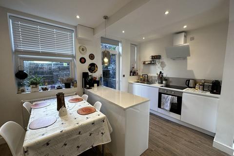 3 bedroom terraced house to rent, Penllys Terrace, Bangor, LL57