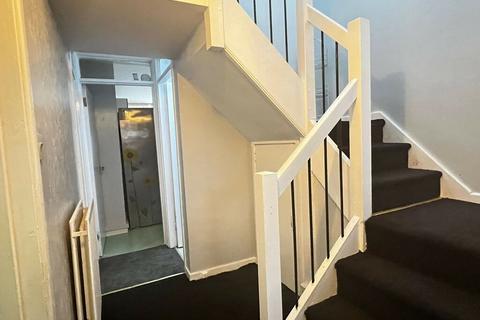 2 bedroom flat to rent, Essex Close, Newcastle upon Tyne NE4