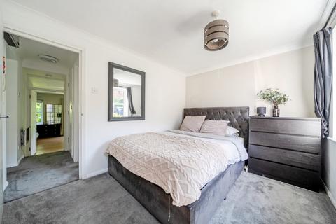 Flat 10, Dorchester House Hasletts Close, Tunbridge Wells, TN1 2EE
