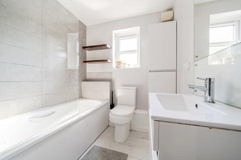 Flat 10, Dorchester House Hasletts Close, Tunbridge Wells, TN1 2EE