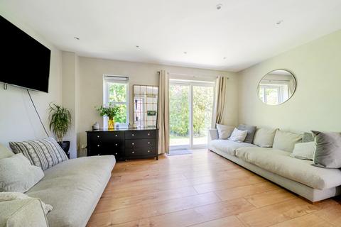 Flat 10, Dorchester House Hasletts Close, Tunbridge Wells, TN1 2EE