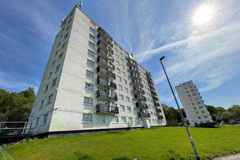 3 bedroom flat to rent, Clayton Court, West Park, Leeds, LS16