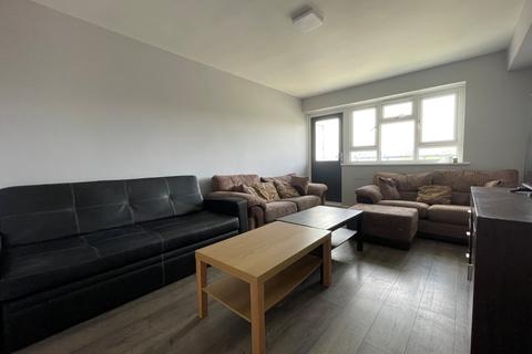 3 bedroom flat to rent, Clayton Court, West Park, Leeds, LS16