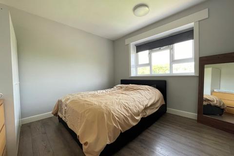3 bedroom flat to rent, Clayton Court, West Park, Leeds, LS16