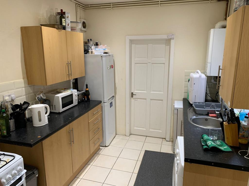 This well-equipped kitchen features modern appl...