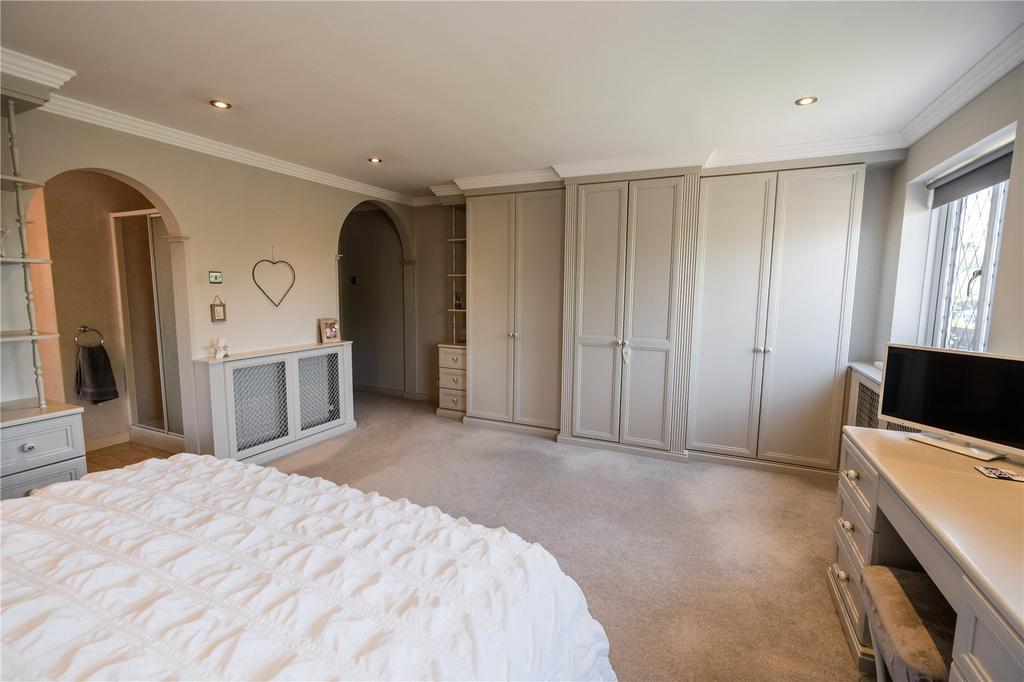 Master Bedroom (2)