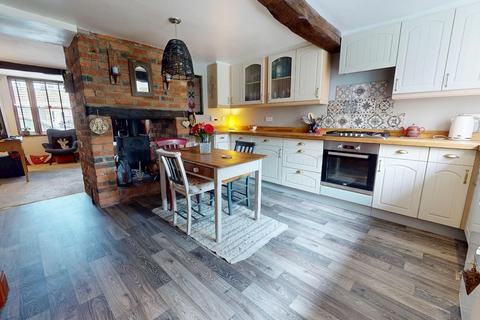 4 bedroom cottage for sale, West Street, Weedon, Northampton, NN7 4QU