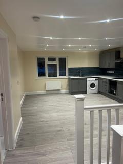 3 bedroom flat to rent, woking GU21