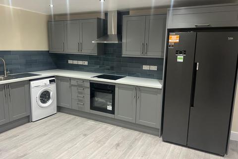 3 bedroom flat to rent, woking GU21